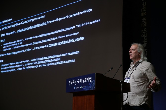 로버트 하이 IBM 기술개발책임자는 16일 서울 강남구 코엑스에서 열린 ‘인공지능 국제심포지엄’에서 연사로 나서 사람의 언어를 있는 그대로 이해하고 상호작용할 수 있는 ‘인식 컴퓨팅’ 기술의 중요성을 강조했다. - 한국전자통신연구원(ETRI) 제공